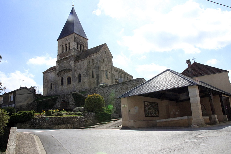 L’harmonieuse collaboration familiale… Tradition et modernité… Pour vous offrir un champagne unique… sacy eglise lavoir champagne damien buffet